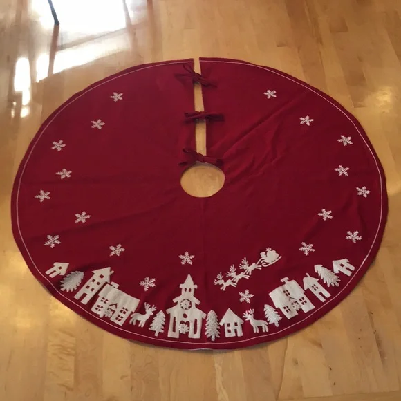 HOUSE & GARDEN | Wool Blend Embroidered Christmas Tree Skirt - Picture 2 of 13